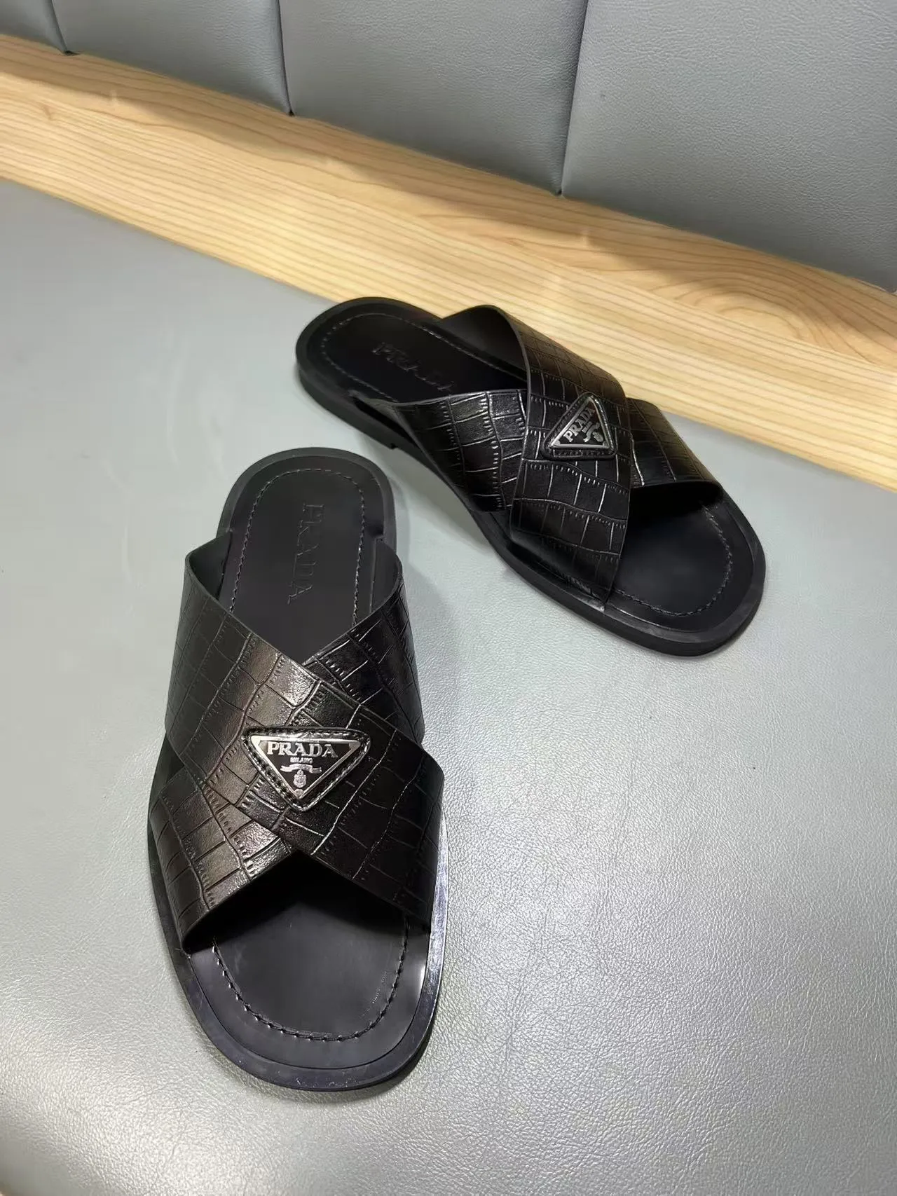 340💰PRADA Prada’s latest slippers are synchronized with the official website. This slipper is made of the brand’s unique and iconic Saffiano leather. The brand logo jumps out from the double straps, and the brand style is clearly visible. Cowhide gives men elegant charm and functional design, making it an ideal choice for vacation and leisure. Size:38-45